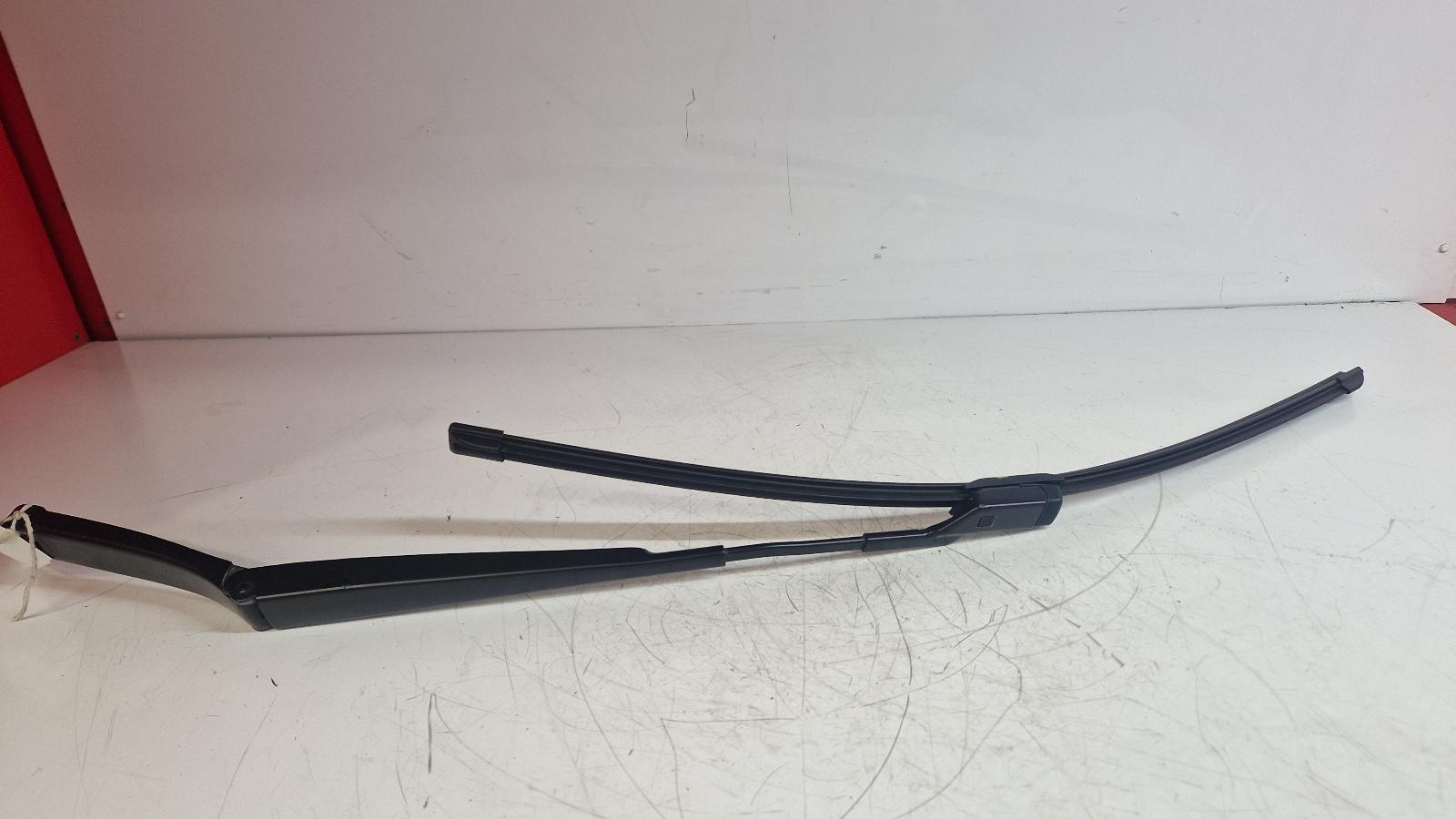 View Auto part Wiper Arm Volkswagen Passat 2010