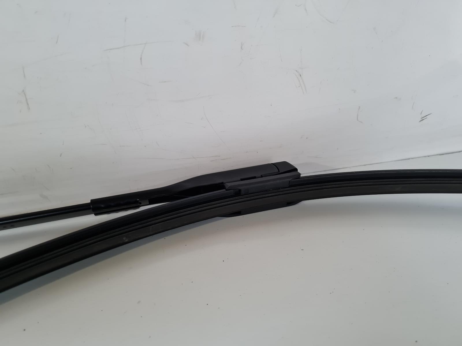 2025 Land Rover Range Rover Evoque Wiper Arm View Auto part Wiper Arm Land Rover Range Rover Evoque 2025