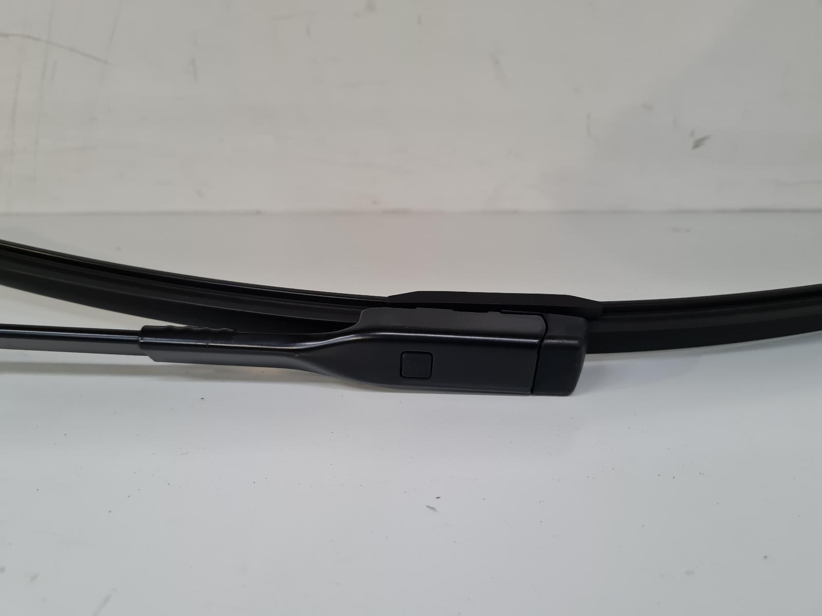 2025 Land Rover Range Rover Evoque Wiper Arm View Auto part Wiper Arm Land Rover Range Rover Evoque 2025