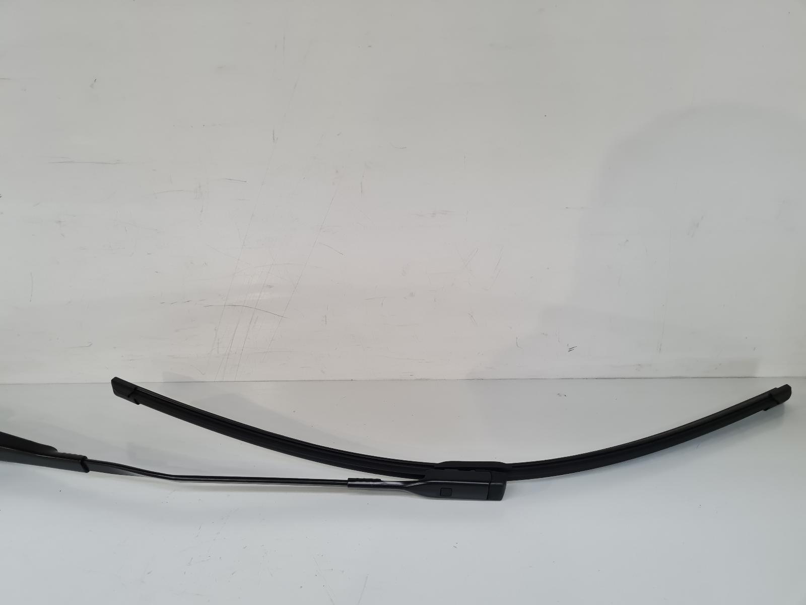 2025 Land Rover Range Rover Evoque Wiper Arm View Auto part Wiper Arm Land Rover Range Rover Evoque 2025