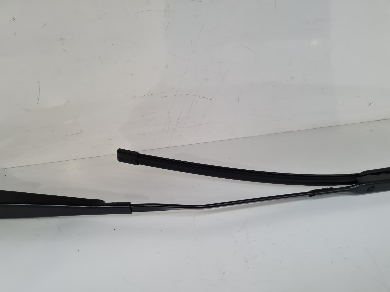 2025 Land Rover Range Rover Evoque Wiper Arm View Auto part Wiper Arm Land Rover Range Rover Evoque 2025