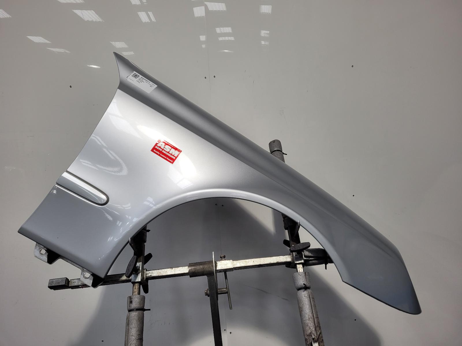 View Auto part R Wing Mercedes E Class 2007