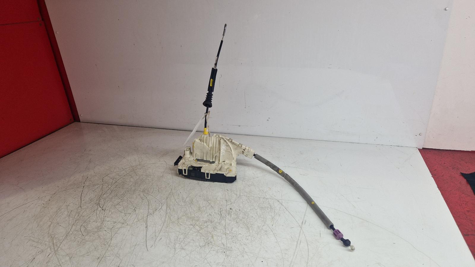 View Auto part Door Lock Assembly Mercedes C Class 2009