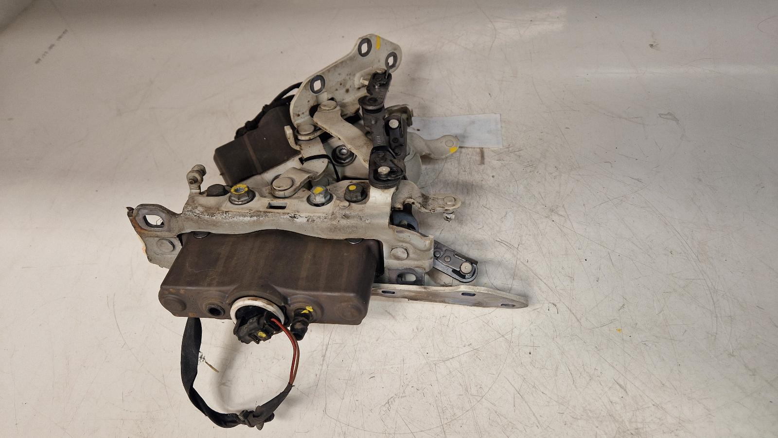 View Auto part Bonnet Hinge Mercedes C Class 2011