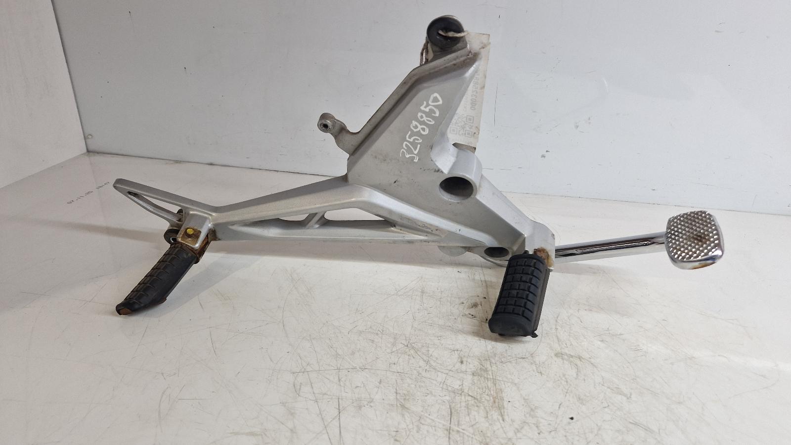 View Auto part Right Footrest Honda Cb 125 F 2015