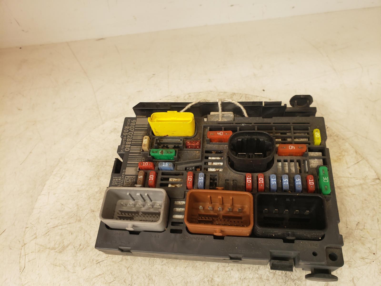 View Auto part Fuse Box Peugeot Partner 2015