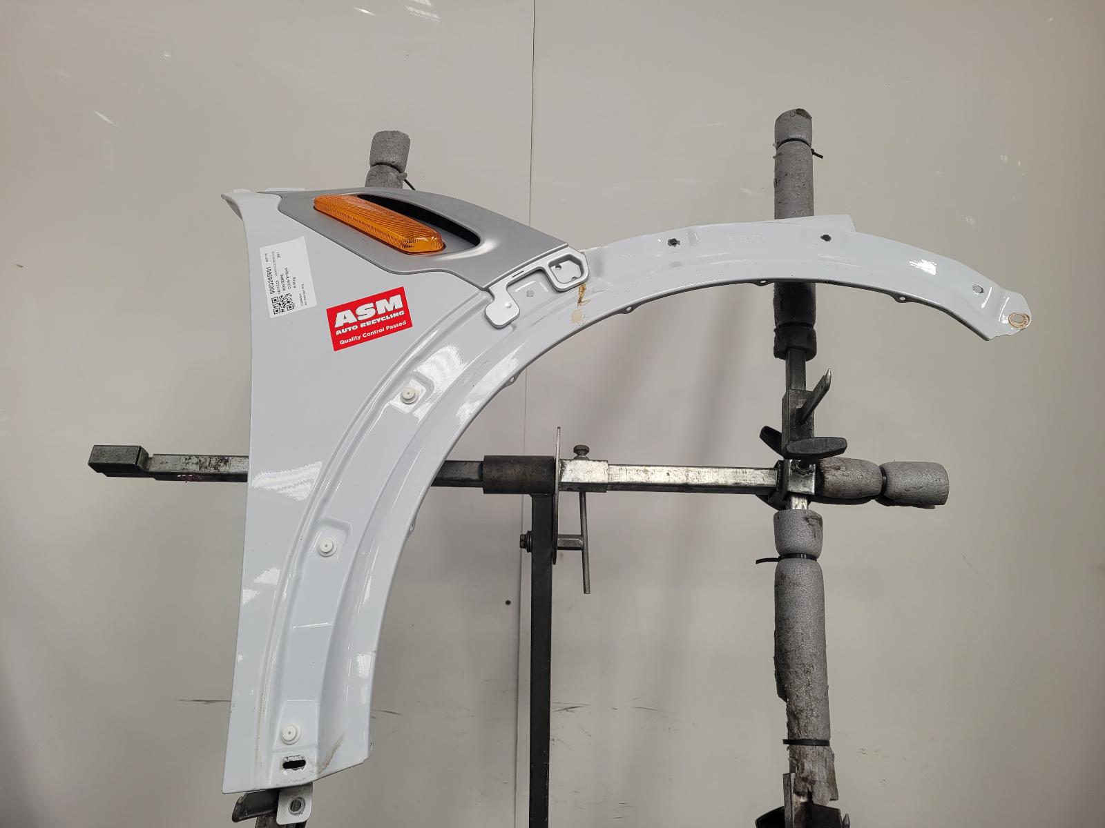 View Auto part R Wing Mini (bmw) Countryman 2011