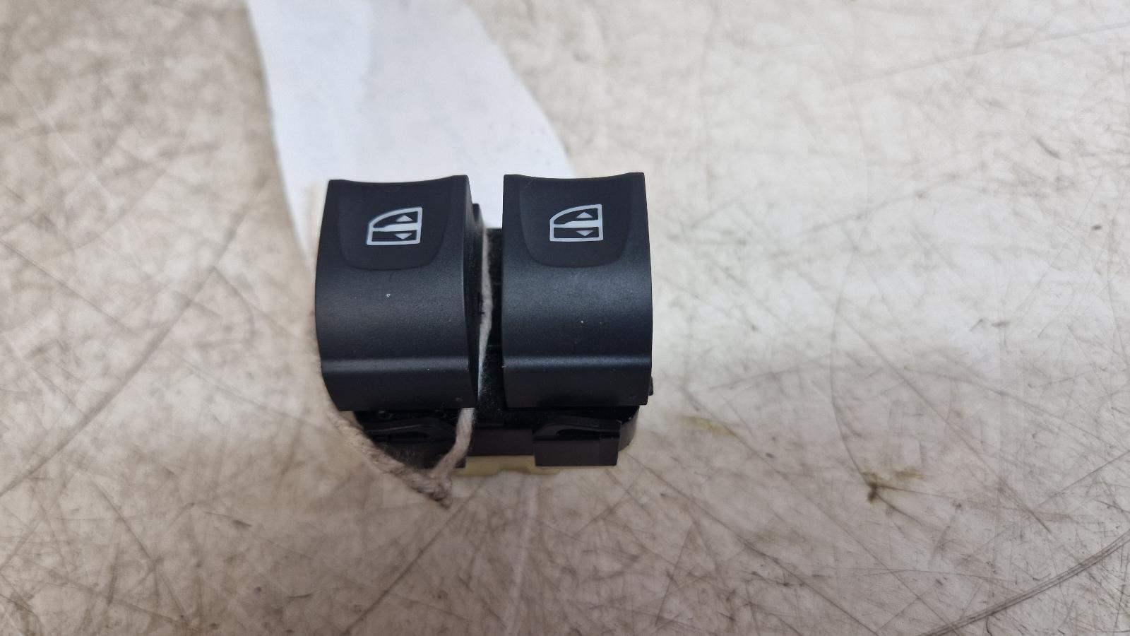 View Auto part Elect. Window Switch Renault Clio 2017