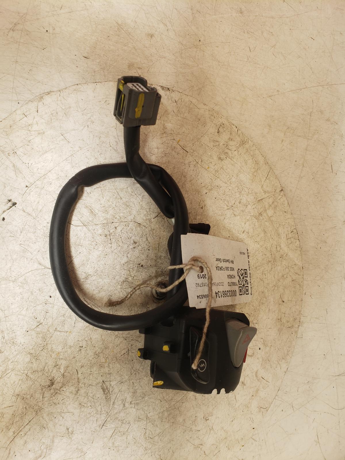 View Auto part RH Switch Gear Honda Nss 300 Forza 2019
