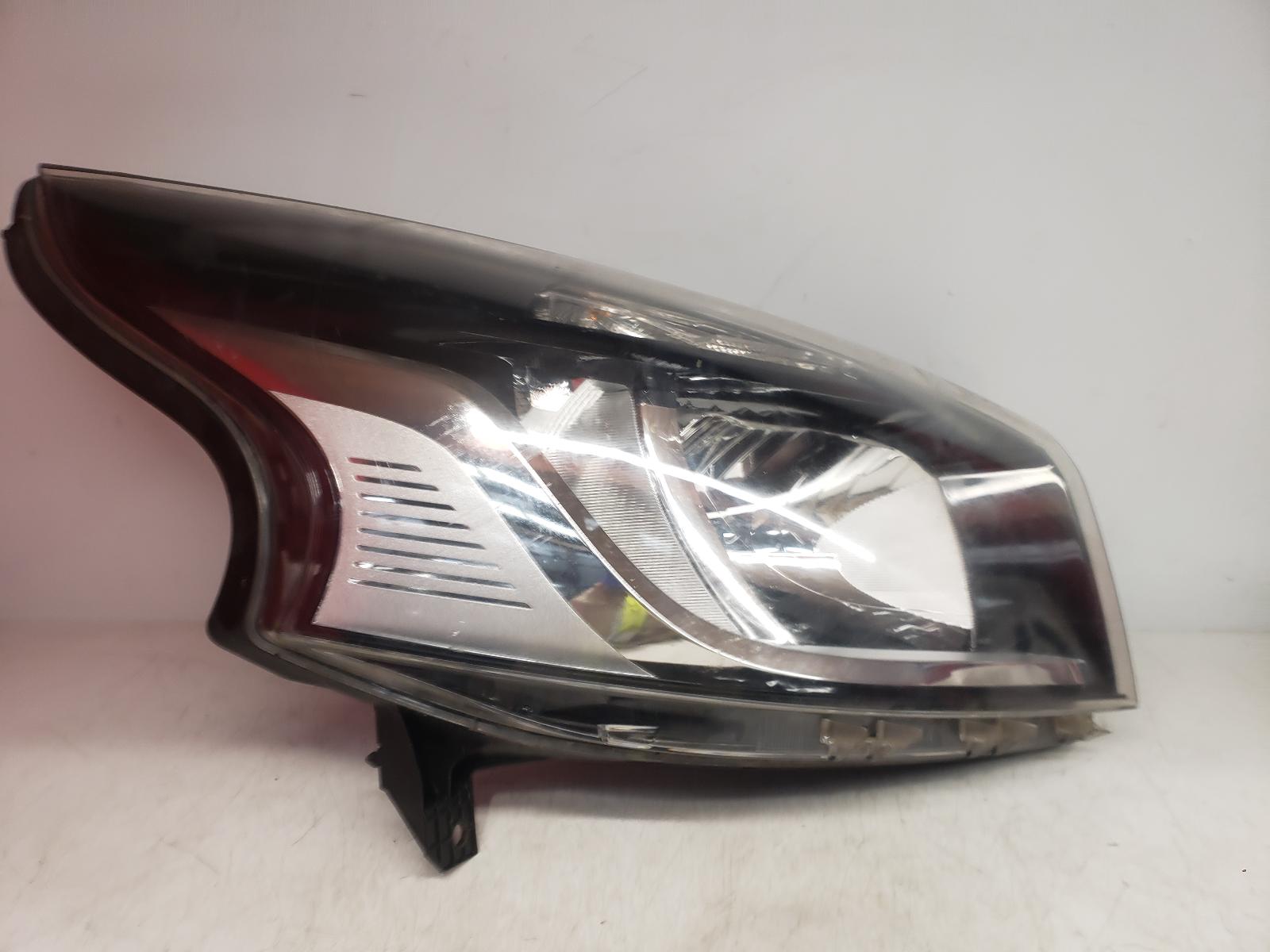 View Auto part R Headlamp Renault Trafic 2015
