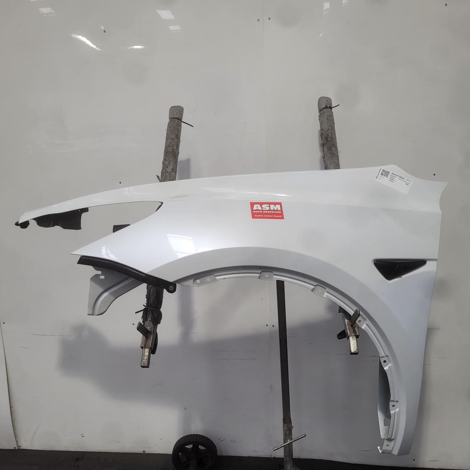 View Auto part L Wing Tesla Model Y 2023