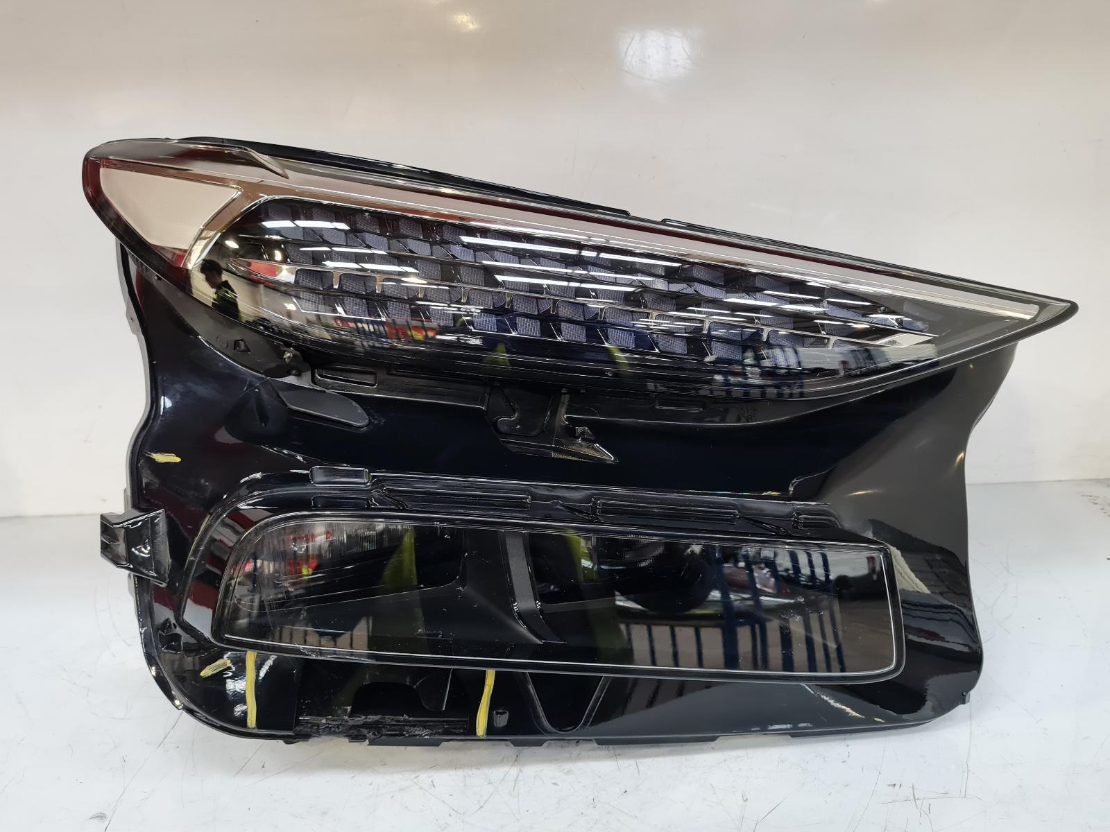 View Auto part R Headlamp Audi Q6 E-tron 2025