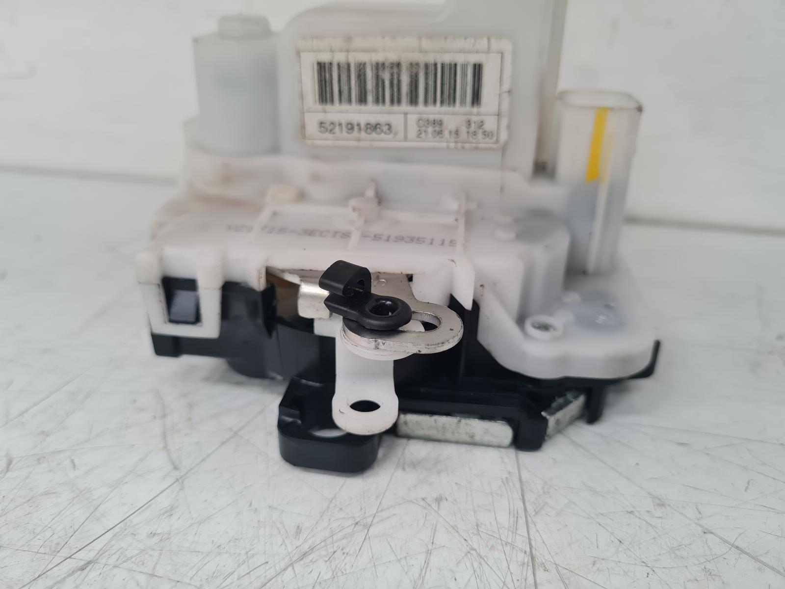 View Auto part Door Lock Assembly Fiat 500 2009