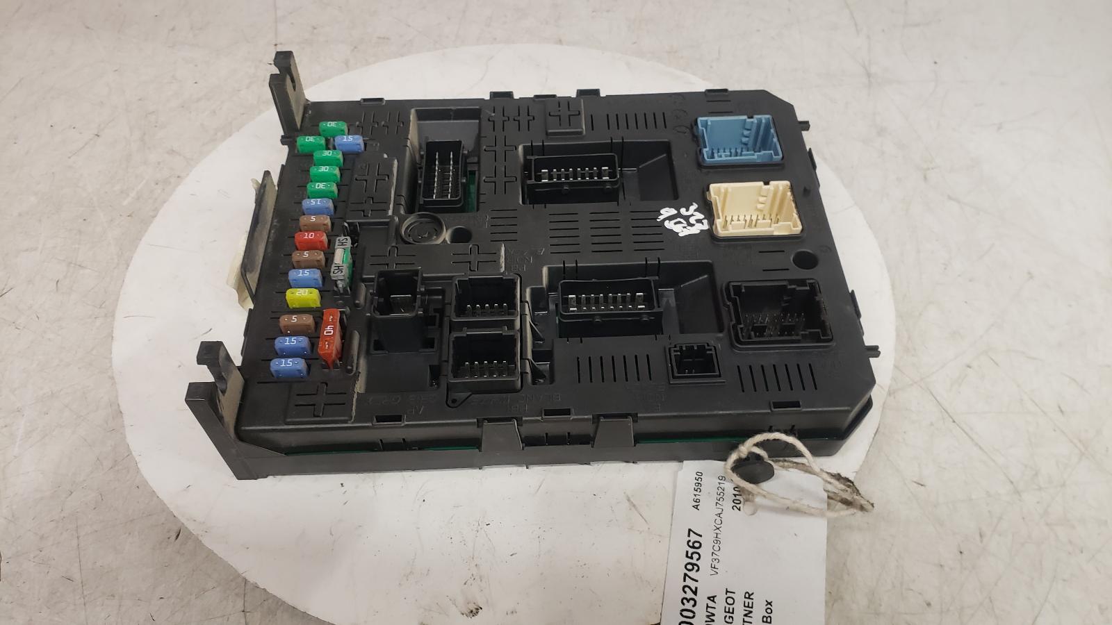 View Auto part Fuse Box Peugeot Partner 2010