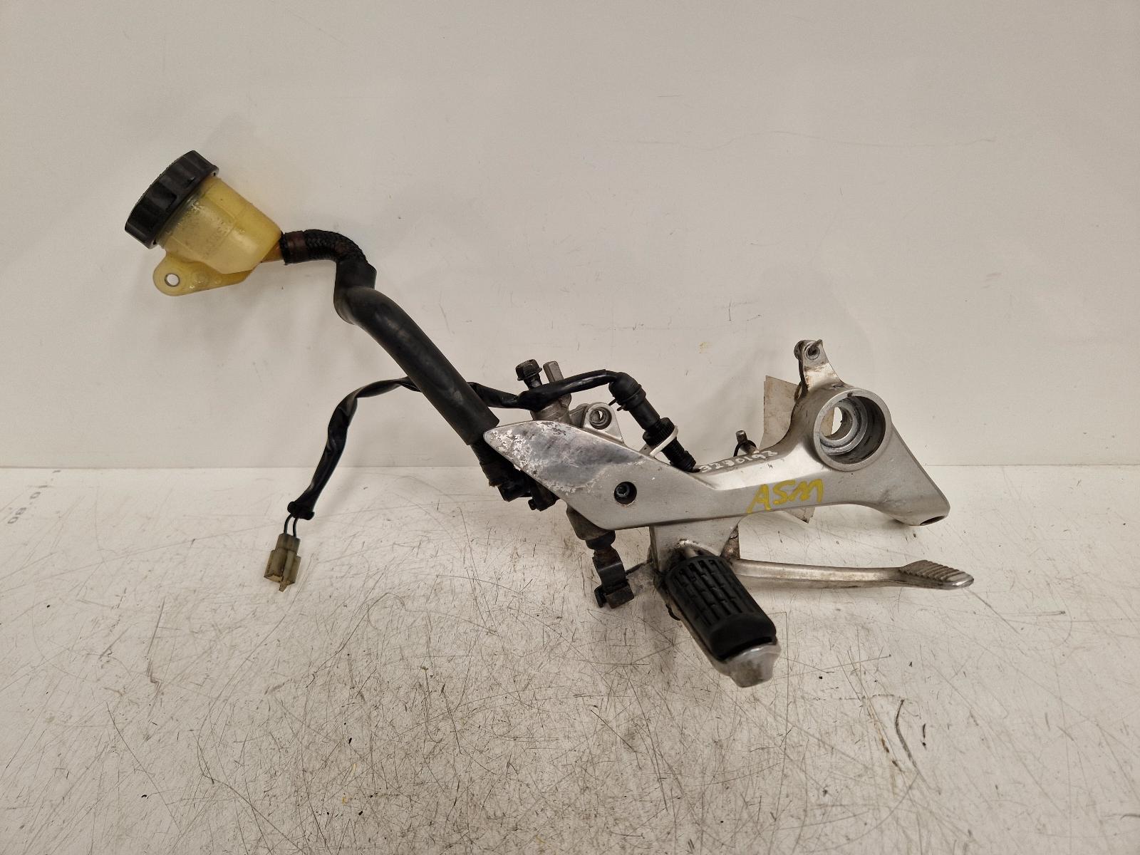 View Auto part Right Footrest Honda Vfr 800f 2001