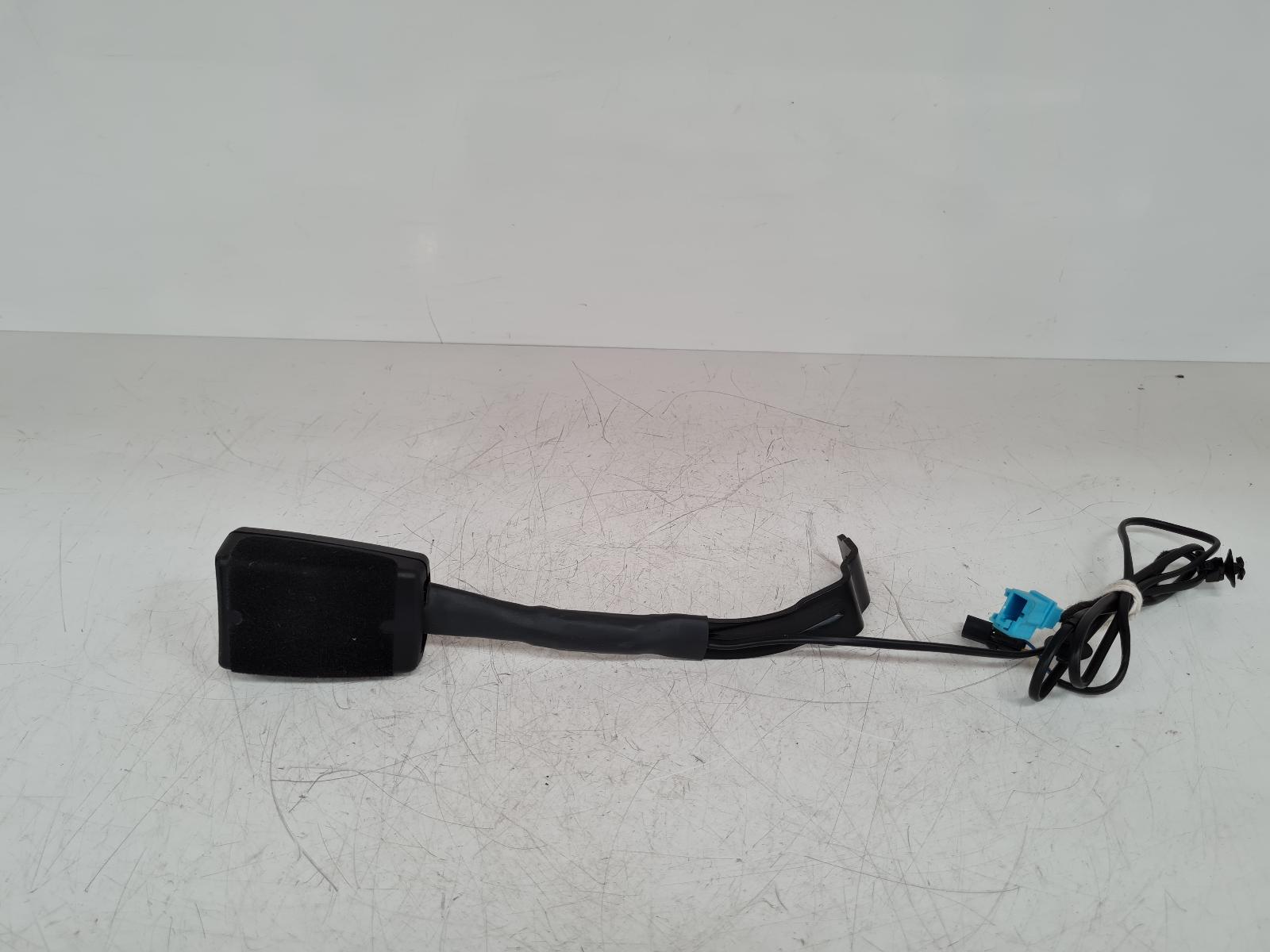 View Auto part Seat Belt Volkswagen Passat 2012