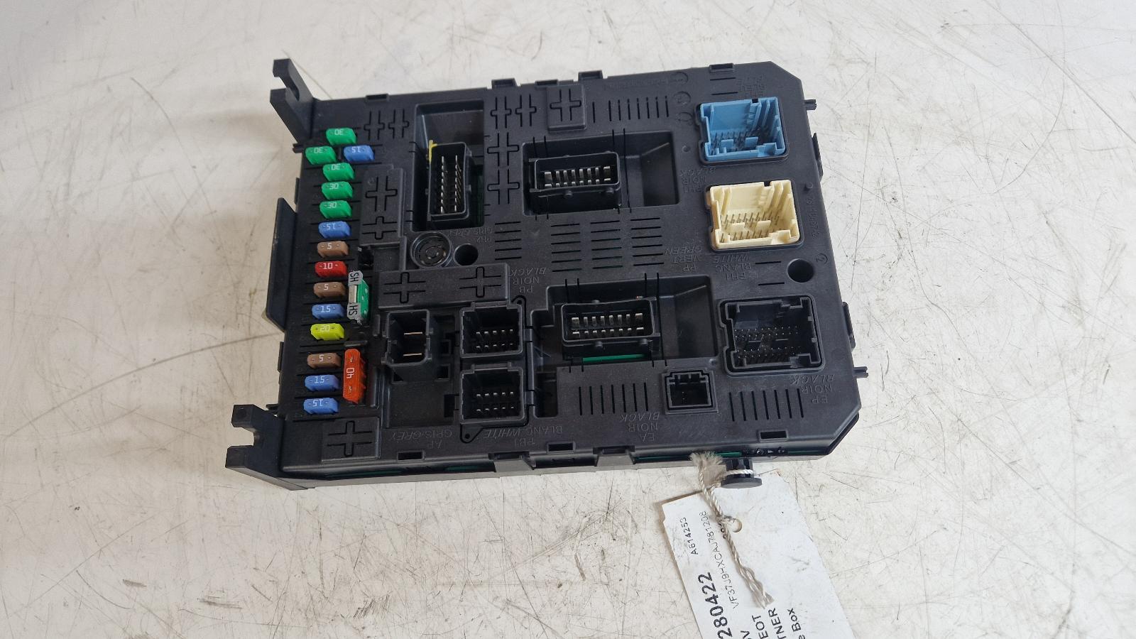 View Auto part Fuse Box Peugeot Partner 2010