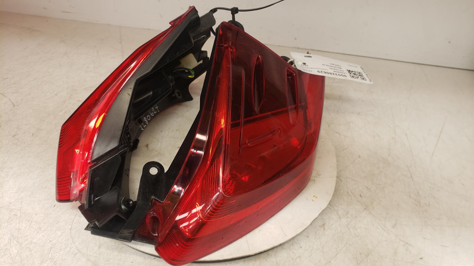 View Auto part Taillight Peugeot Metropolis 2013