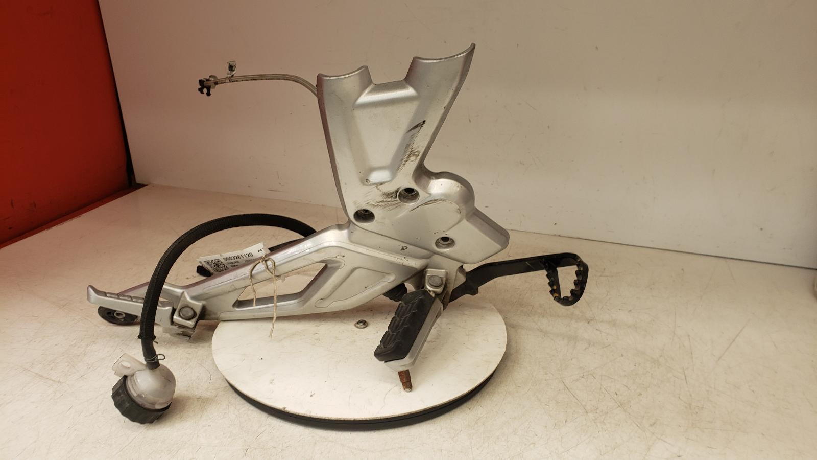 View Auto part Right Footrest Bmw G 310 R 2020