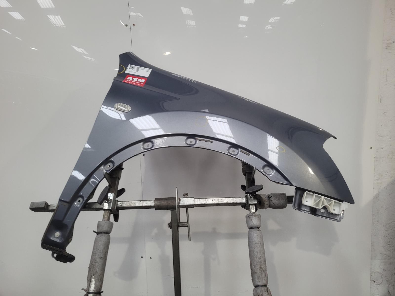 View Auto part R Wing Nissan Qashqai 2009
