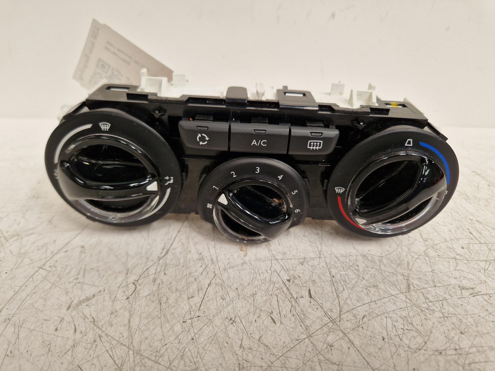 View Auto part Heater/AC Controller Peugeot 208 2014