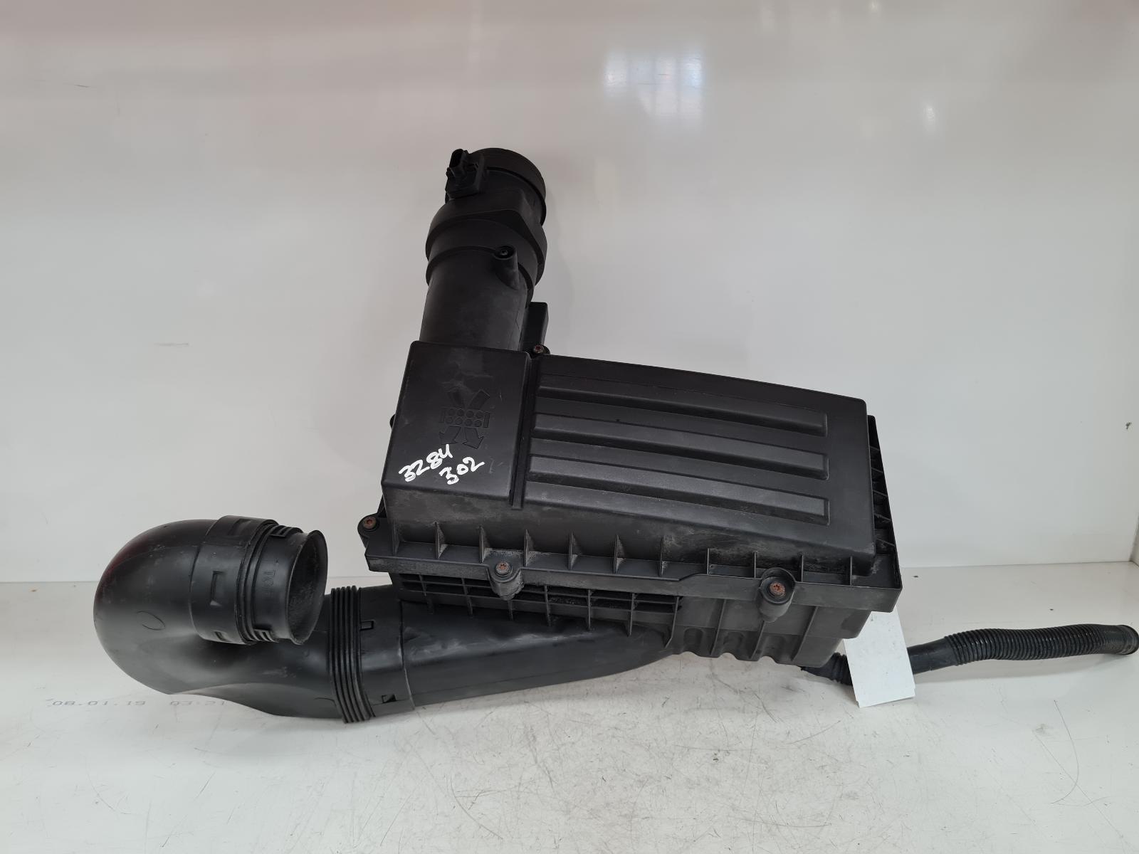 View Auto part Air Cleaner/Box Volkswagen Passat 2014