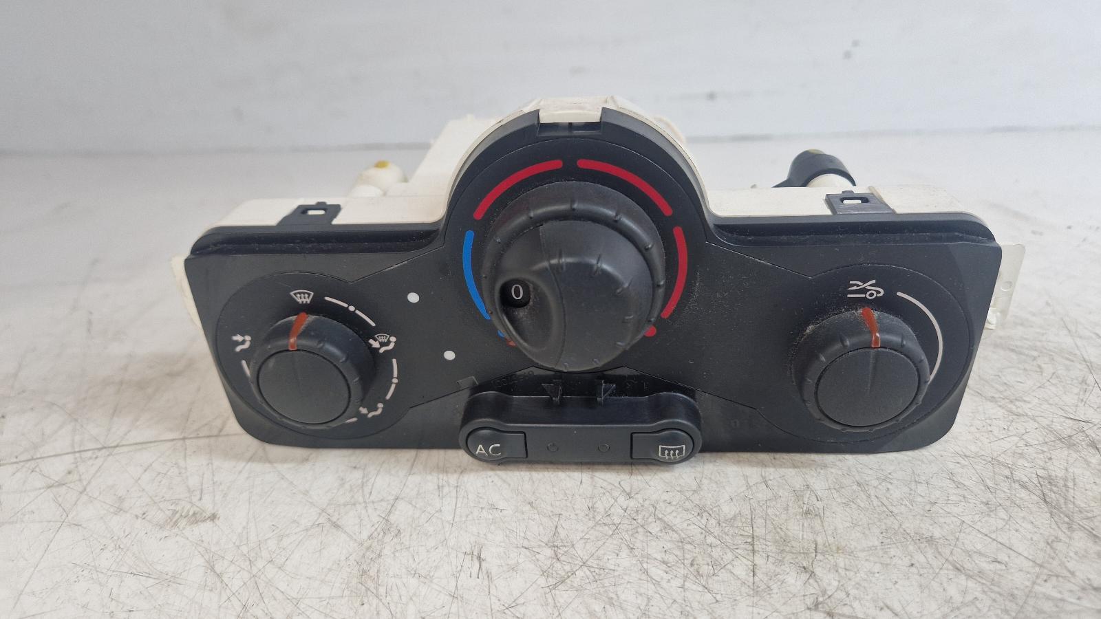 View Auto part Heater/AC Controller Renault Clio 2006