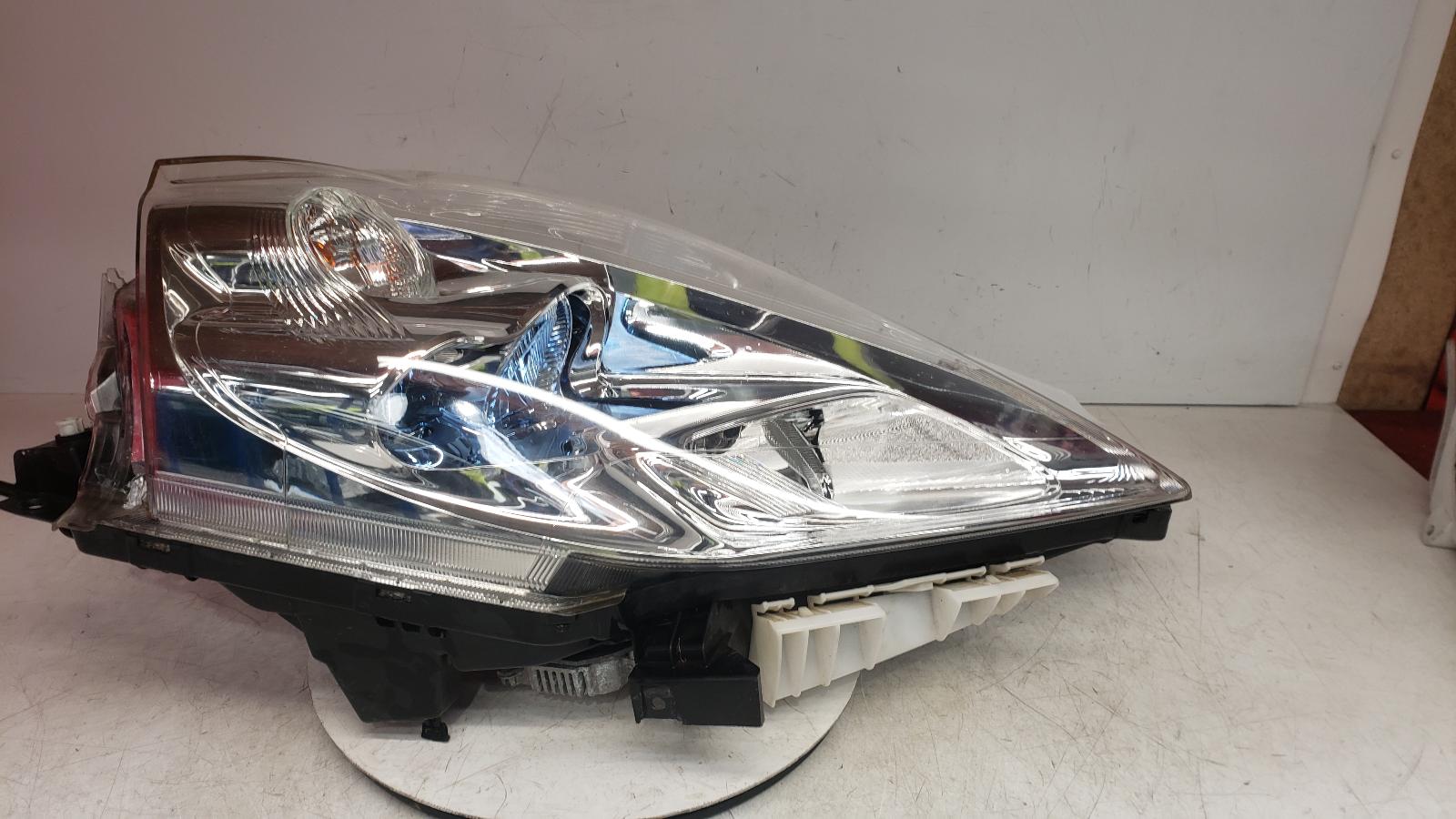 View Auto part R Headlamp Nissan Leaf 2017