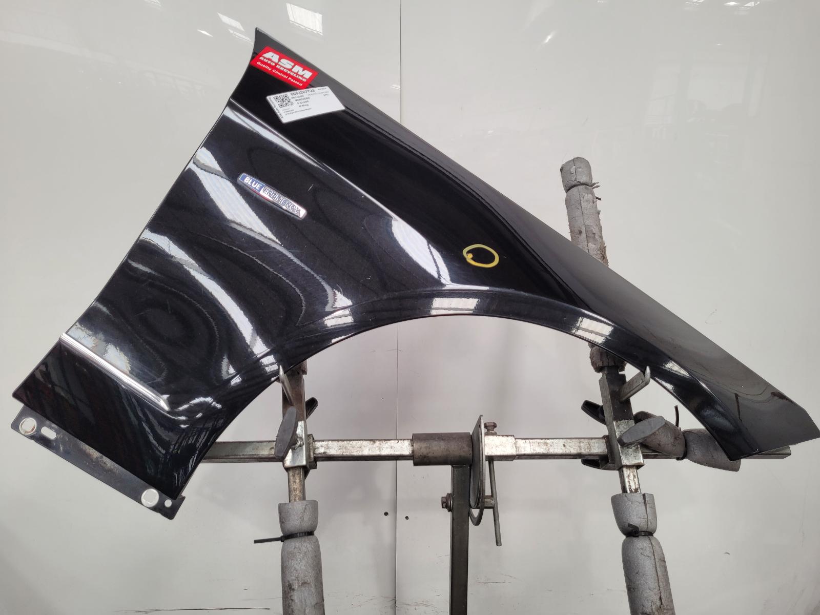 View Auto part R Wing Mercedes E Class 2011