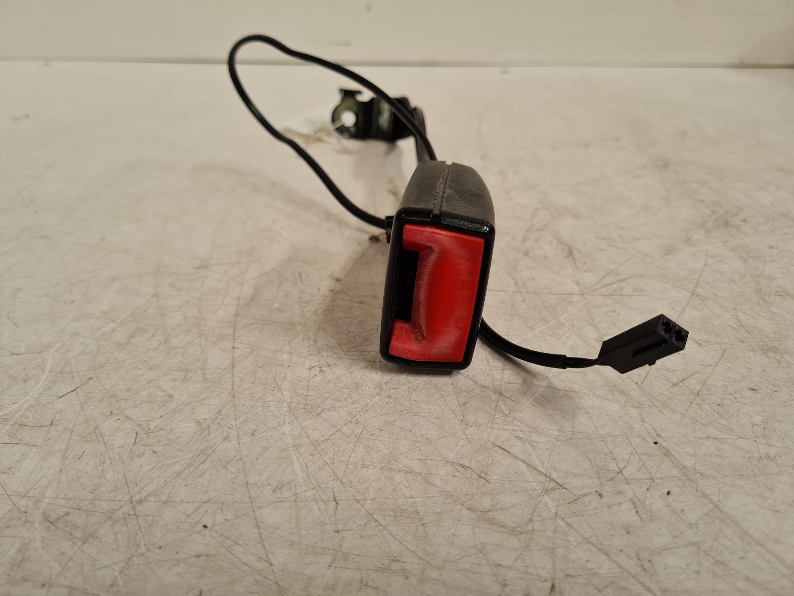 View Auto part Seat Belt Volkswagen Touran 2011
