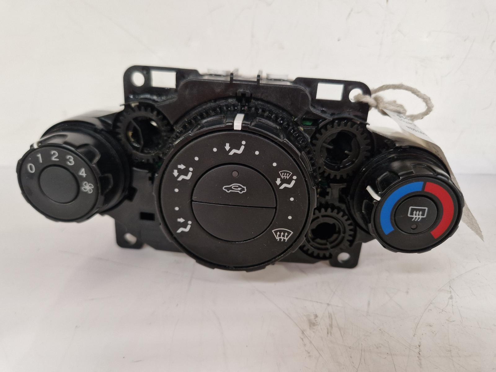 View Auto part Heater/AC Controller Ford Fiesta 2015