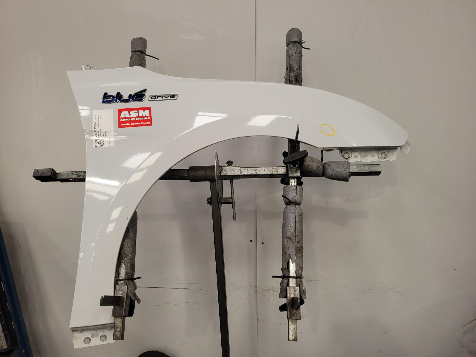 View Auto part R Wing Hyundai I40 2013
