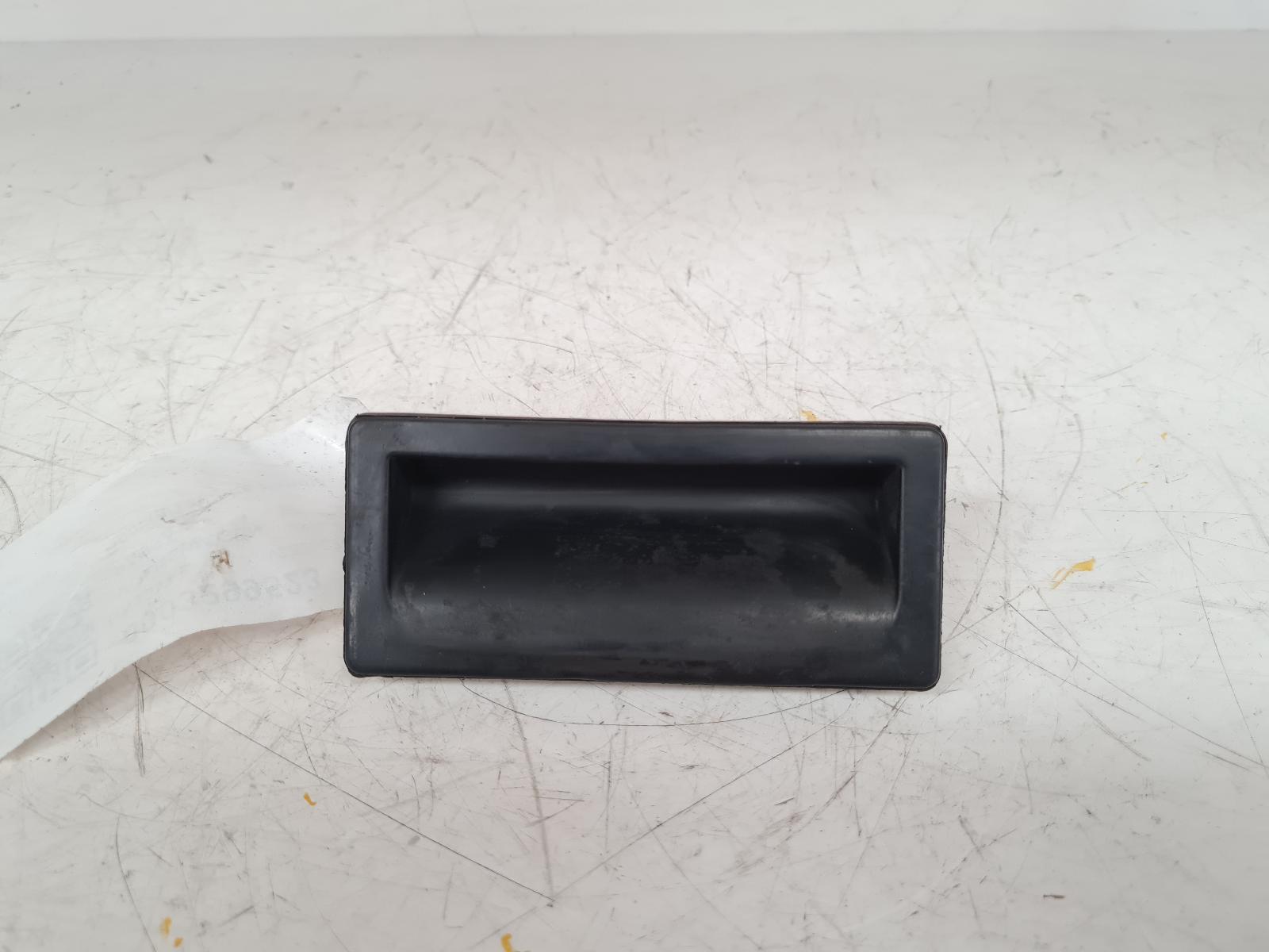 View Auto part Tailgate Handle Volkswagen Passat 2013