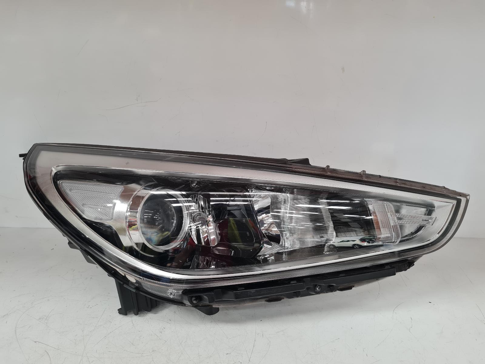 View Auto part R Headlamp Hyundai I30 2020