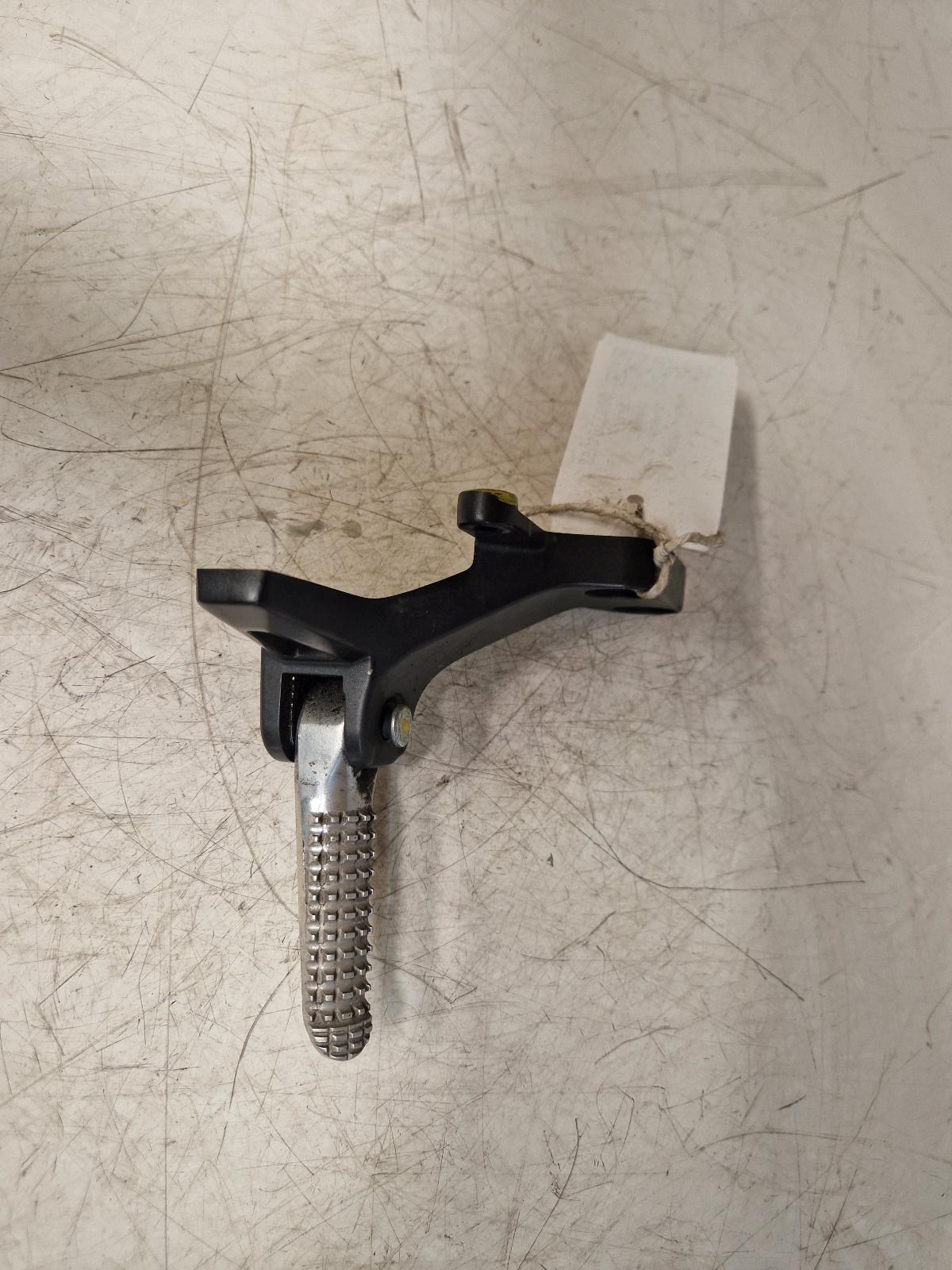 View Auto part Right Footrest Yamaha Mt-09 Sp 2021