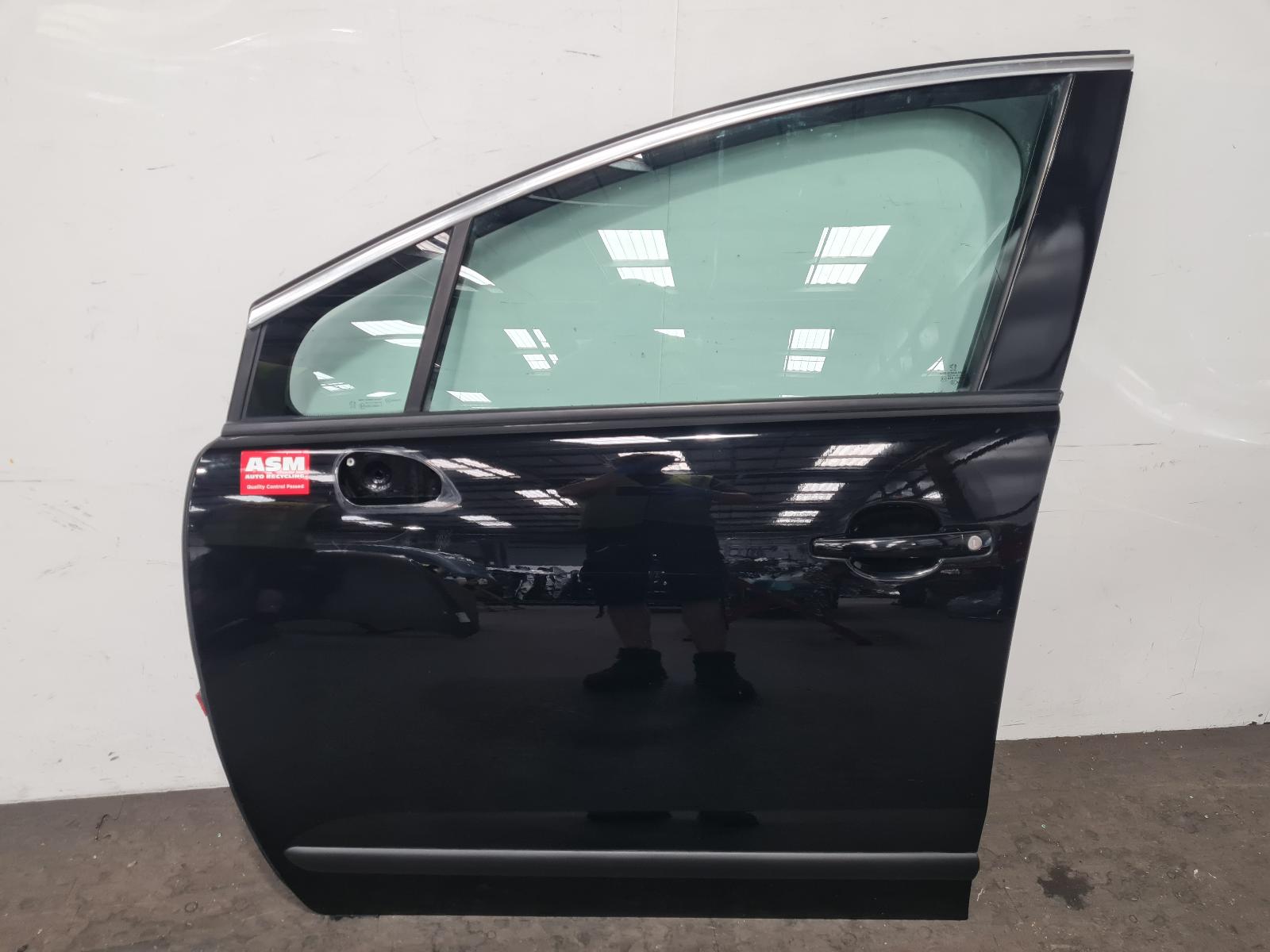 View Auto part L Front Door Peugeot 3008 2011