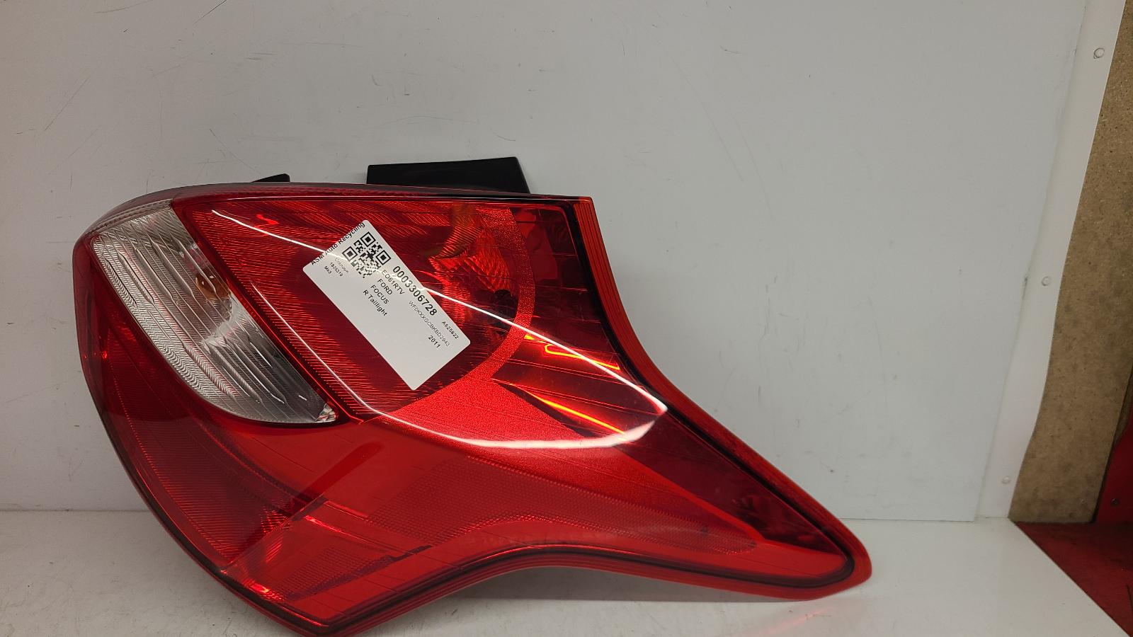 View Auto part R Taillight Ford Focus 2011