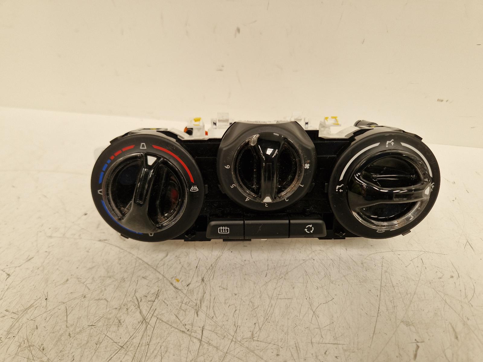 View Auto part Heater/AC Controller Peugeot 208 2013