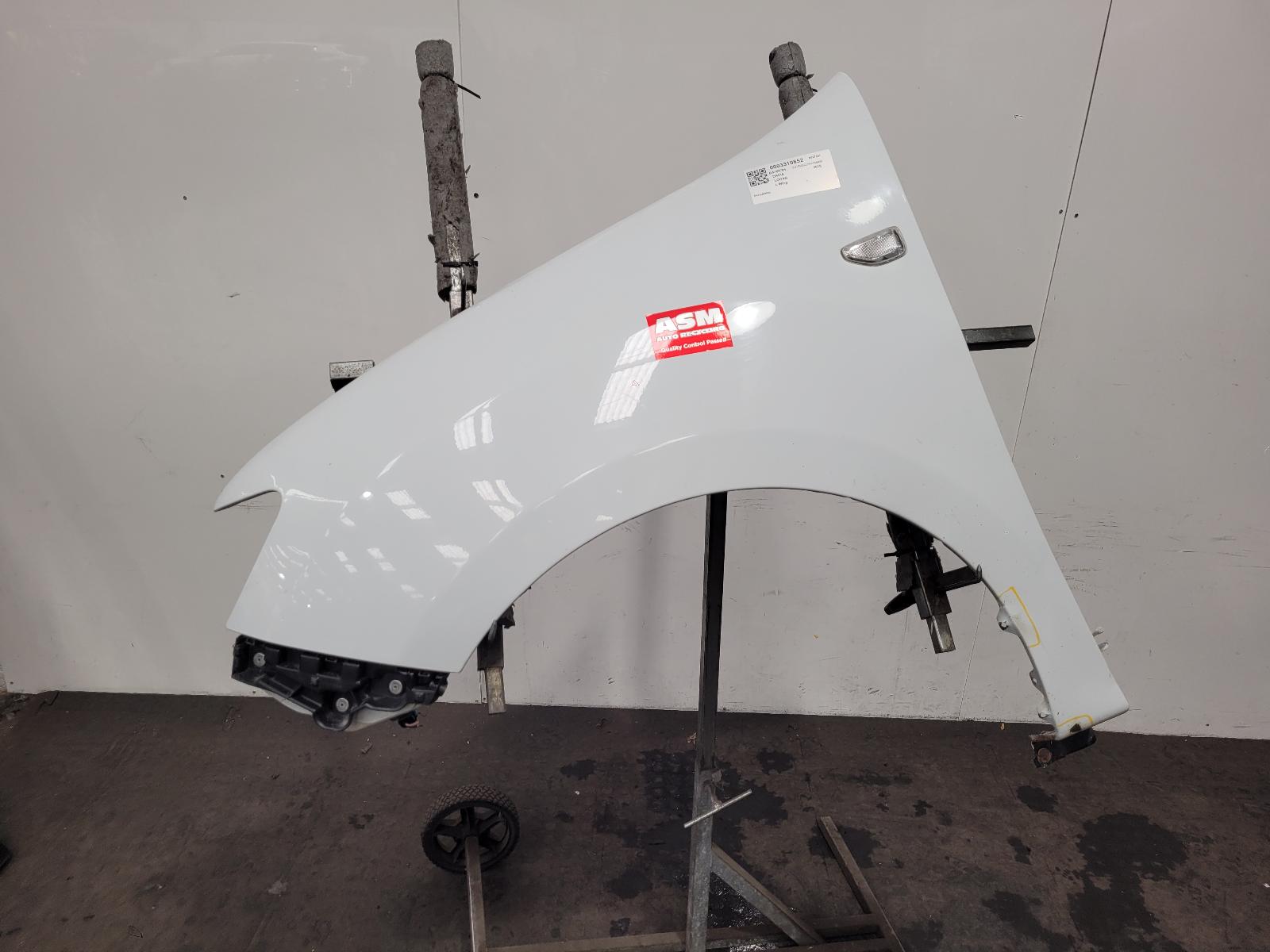 View Auto part L Wing Dacia Logan 2016