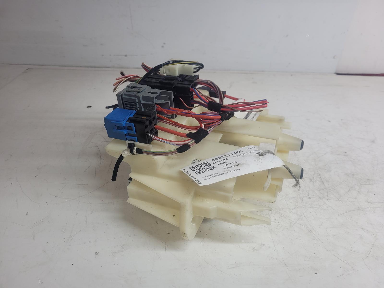 View Auto part Fuse Box Bmw 3 Series 2010