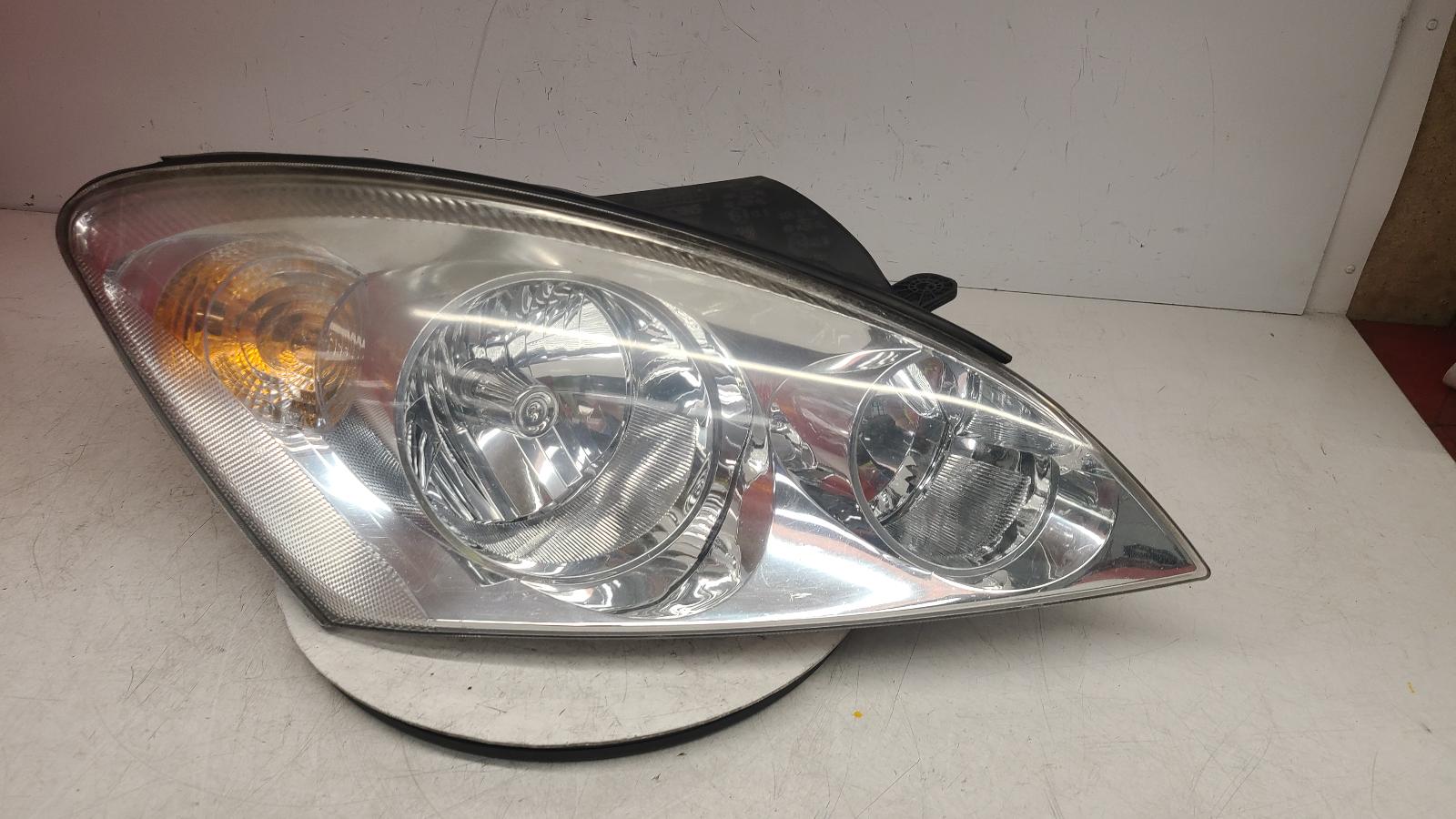 View Auto part R Headlamp Kia Ceed 2009