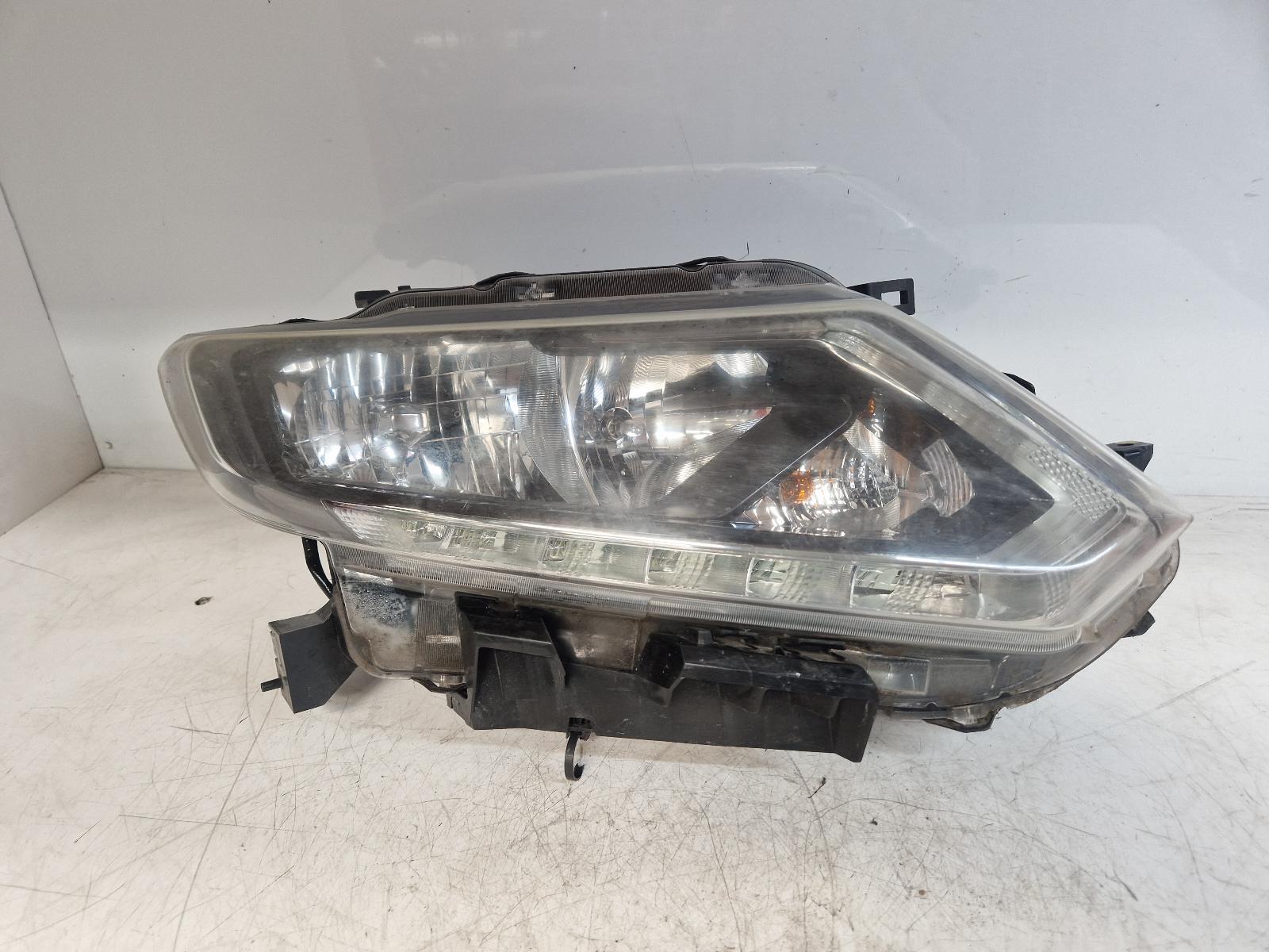 View Auto part R Headlamp Nissan X Trail 2016