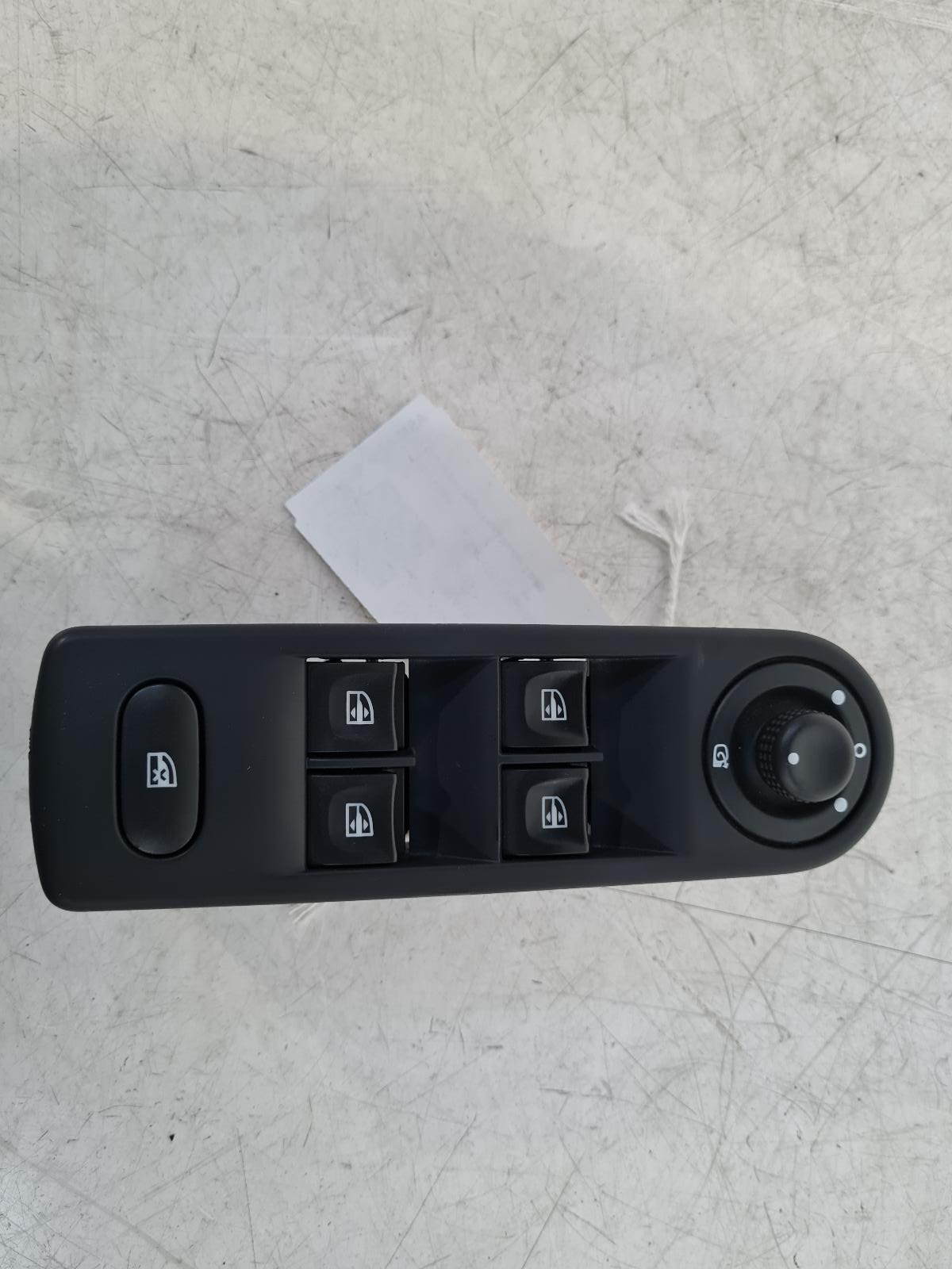 View Auto part Elect. Window Switch Renault Clio 2015