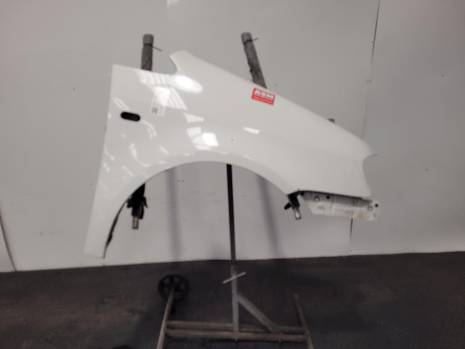 View Auto part R Wing Volkswagen Caddy 2009