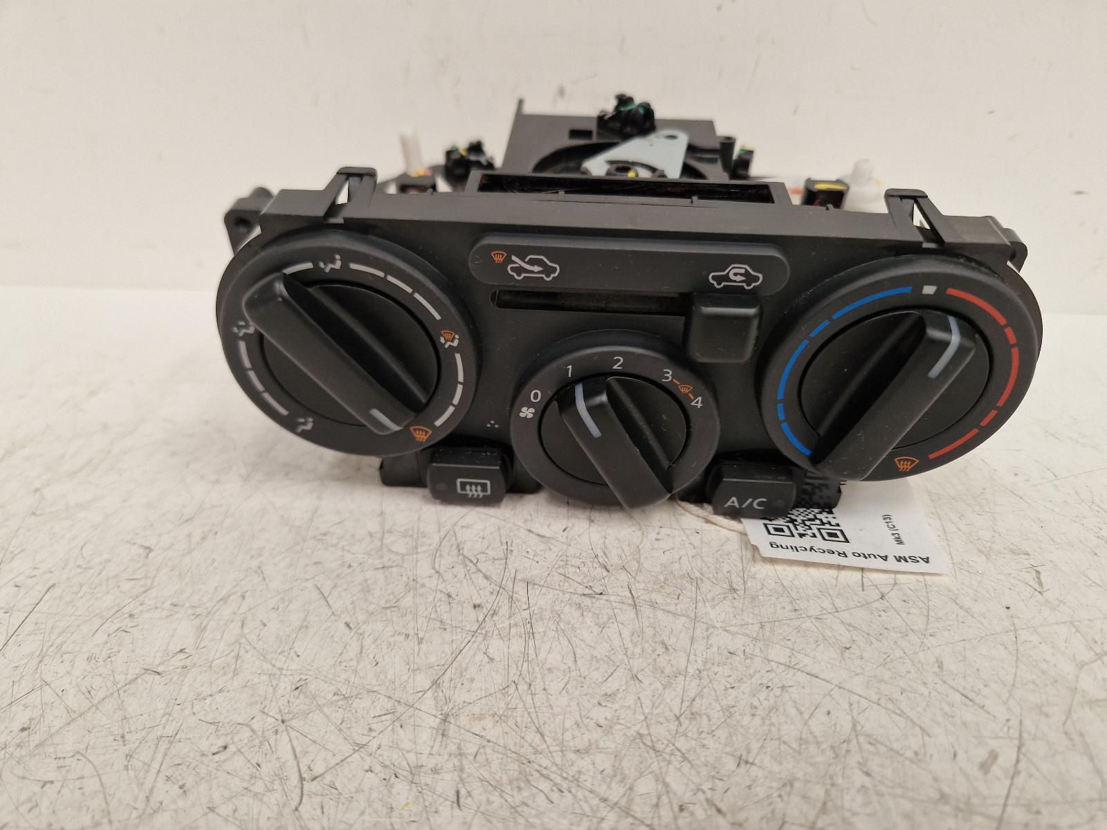 View Auto part Heater/AC Controller Nissan Pulsar 2016