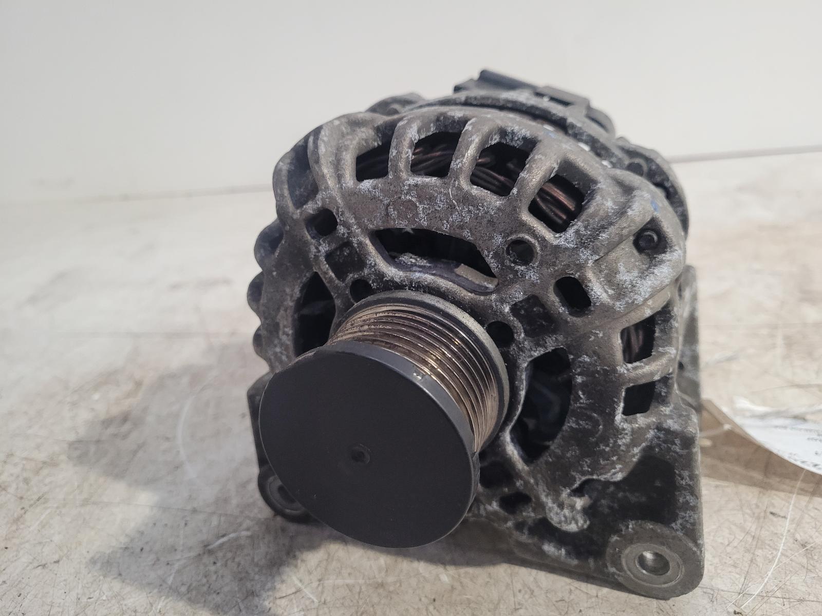 View Auto part Alternator Renault Clio 2018
