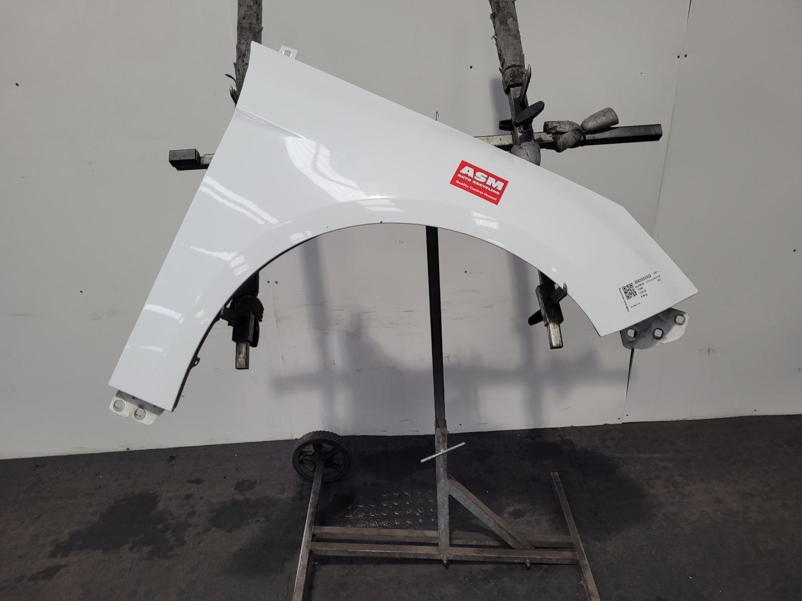 View Auto part R Wing Ford Focus 2013