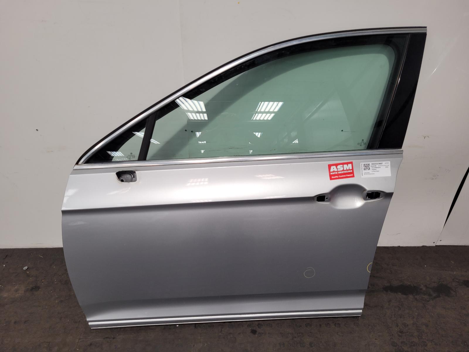 View Auto part L Front Door Volkswagen Passat 2016