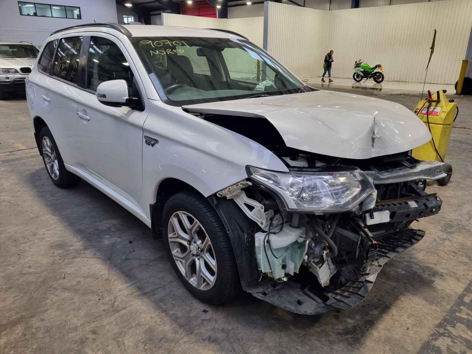 Image for a Mitsubishi Outlander 2015 5 Door Estate Breaking