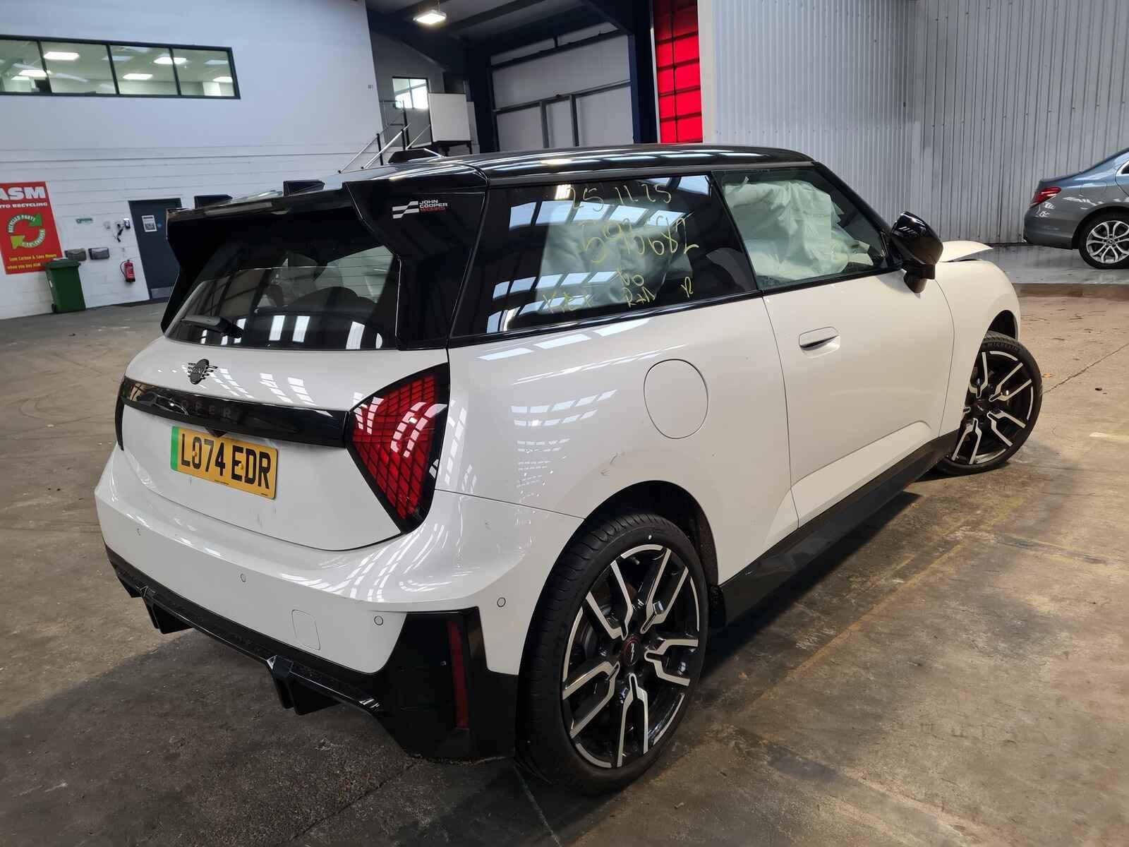 Mini (bmw) Mini 2024 3 Door Hatchback Breaking View Auto part Mini (bmw) Mini 2024 3 Door Hatchback Breaking